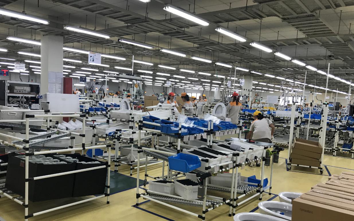 驪住lixil伊奈衛(wèi)浴現(xiàn)代化生產(chǎn)車(chē)間